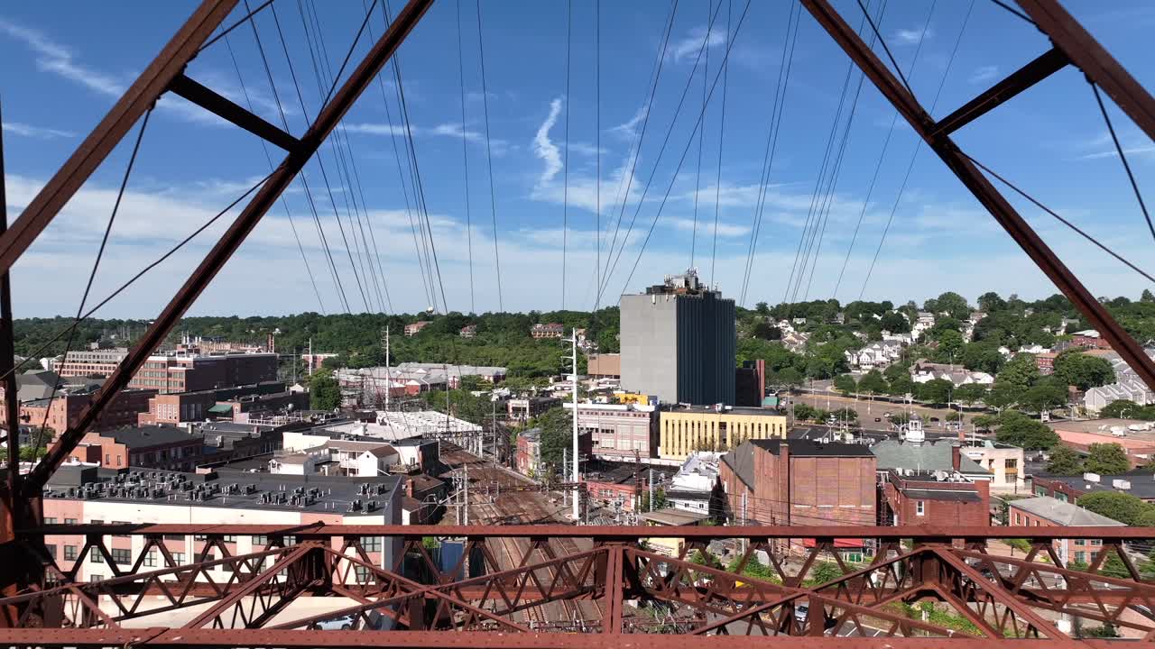 una vista aérea del puente ferroviario del río norwalk en una mañana soleada.