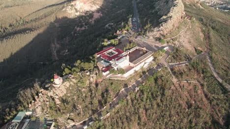 Stunning-drone-footage-capturing-the-Cerro-de-la-Bufa's-side-by-the-cable-car,-gradually-approaching-the-mountain-while-lowering-to-a-breathtaking-zenithal-view