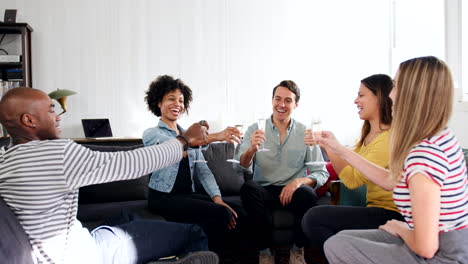 amigos socializando en un apartamento hacen un brindis, de cerca