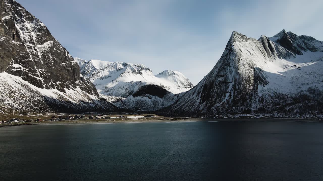 majestuoso paisaje en la playa de ersfjord en senja tromso noruega - toma aérea