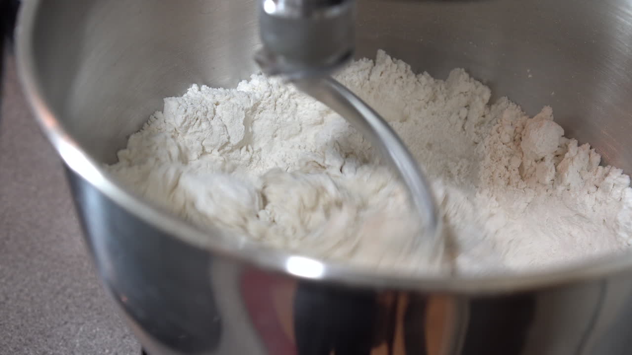 기계는 베이커리 제품 생산에 반죽을 반죽합니다.