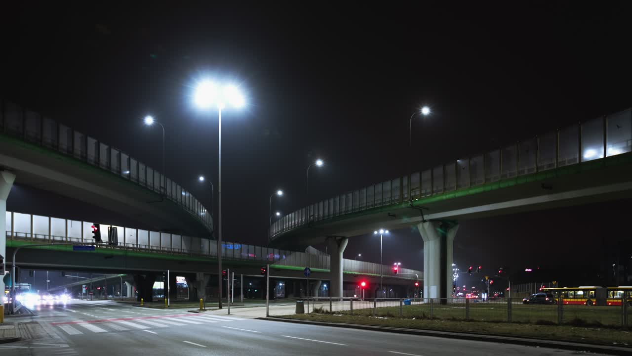 intersección de tráfico timelapse carretera por la noche, intersección de carreteras modernas en la ciudad de varsovia por la noche. coches conduciendo autopista de unión en movimiento rápido. autopista multinivel disparada en time-lapse