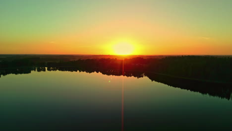 presenciar el impresionante amanecer mientras los rayos bailan sobre el agua, revelando tonos vívidos y capturando una foto impresionante