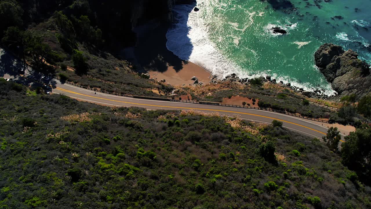 tomada de un dron de mcway falls, una cascada en la pintoresca costa en el parque estatal big sur, en la autopista de la costa del pacífico en california.