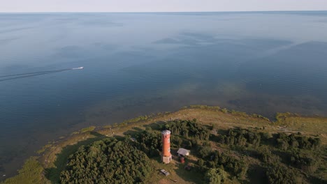 Vuelo-Panorámico-Descendente-De-Drones-Aéreos-Sobre-El-Faro-De-Lugar-Perdido-En-La-Costa-Del-Mar-Báltico---Lado-Rural-De-Estonia-En-Europa---Sobrevuelo-De-Helicóptero-Natural-Que-Establece-Tiro-Verano-2022---Vista-De-Pájaro