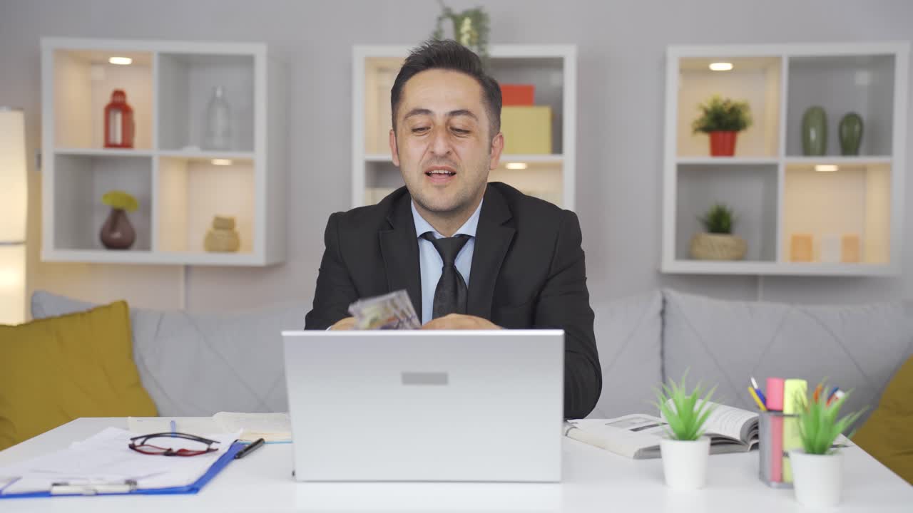 홈 오피스 워커, 돈을 벌고 행복한 기분을 느끼는 사람.