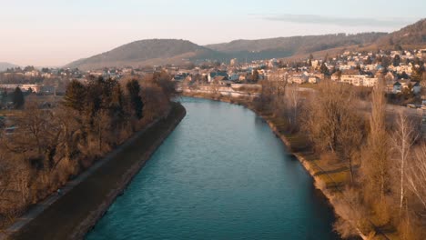 Ein-Vorwärtsflug-über-Einen-Fluss-In-Einem-Städtischen-Gebiet