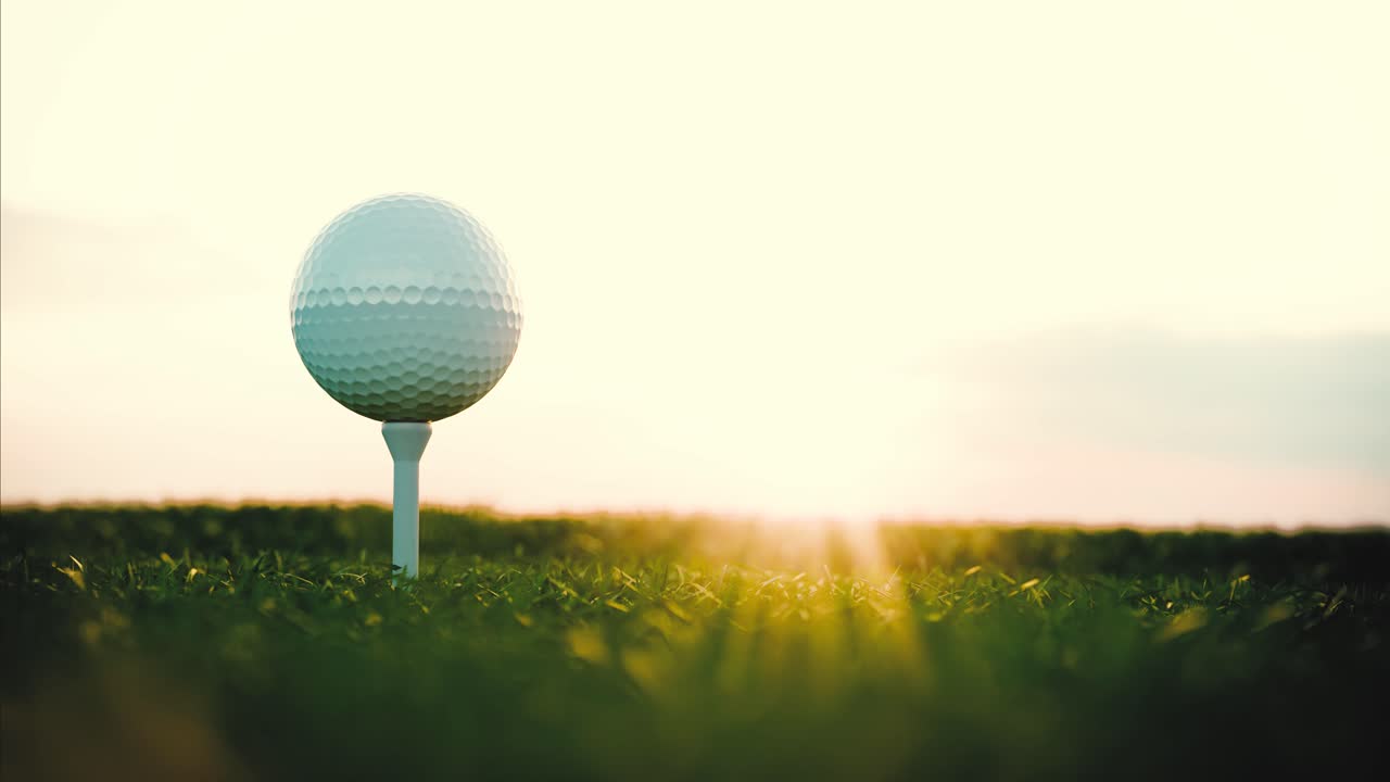 Pallina da golf sul tee al tramonto su un campo da golf verde
