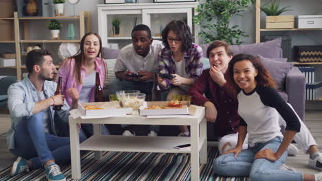 amigos divirtiéndose en casa