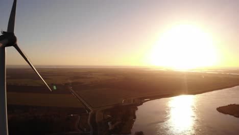 Elektrische-Windmühle-Bei-Sonnenuntergang-Oder-Sonnenaufgang-Mit-Sonneneruption