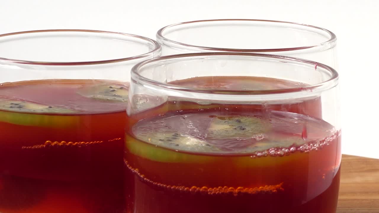 Geleia de frutas vermelhas. Captura em movimento.