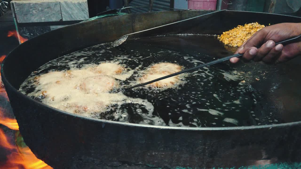 페샤와르의 유명한 별미인 채팔 케밥은 그의 작은 식당에서 그것을 준비하는 작은 상인입니다.