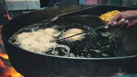 el famoso manjar de peshawar el chapal kebabs un pequeño vendedor preparándolo en su pequeño restaurante