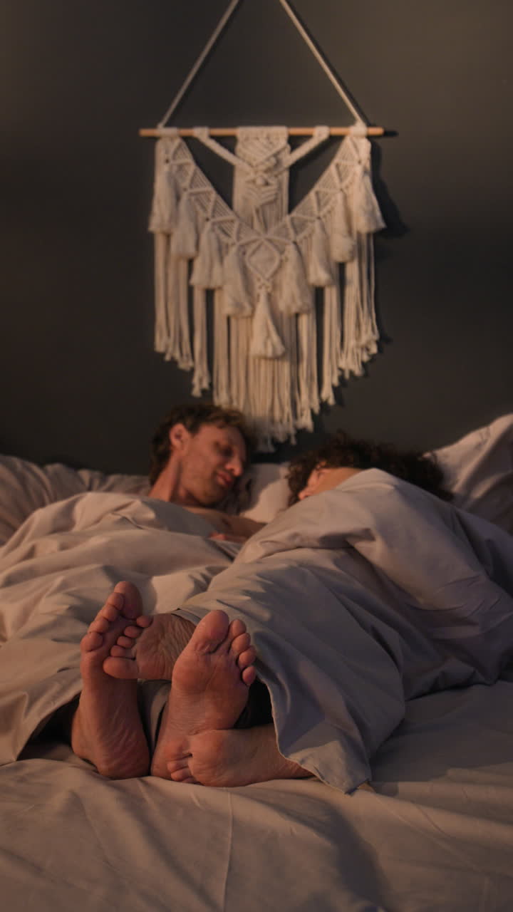 pareja relajándose en la cama