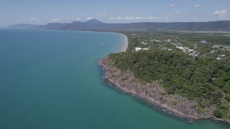 vista serena de la playa paraíso en cuatro millas, port douglas, qld australia