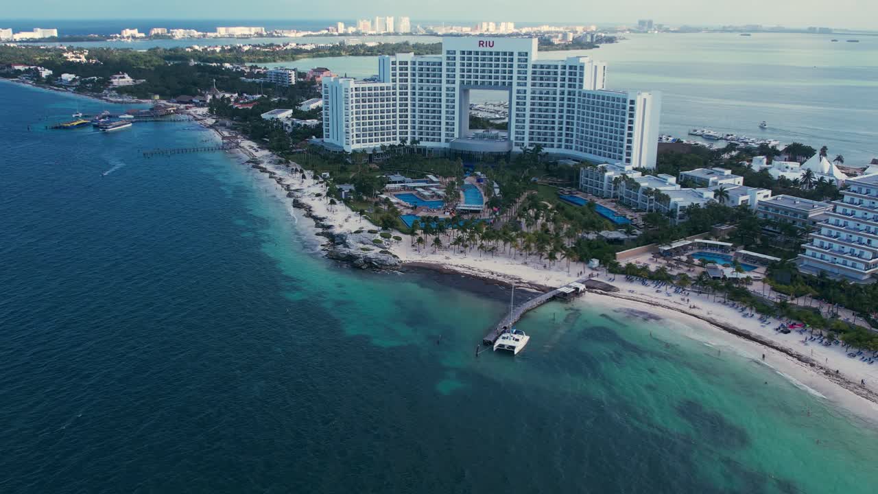 Volo con drone 4K sopra resort di lusso sulla spiaggia a Cancún, Messico