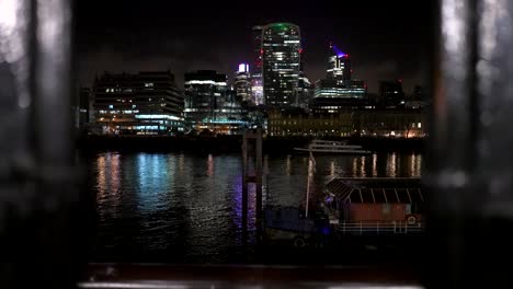 Horizonte-De-Londres-Por-La-Noche,-Vista-De-Los-Edificios-De-La-Ciudad-Y-Rascacielos-Desde-El-Otro-Lado-Del-Río-Támesis,-Hermosos-Reflejos-De-Luz-En-El-Agua