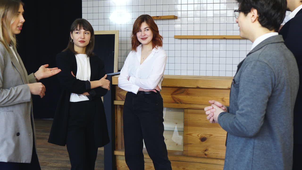 카페 에서 이야기 하는 사업가 들