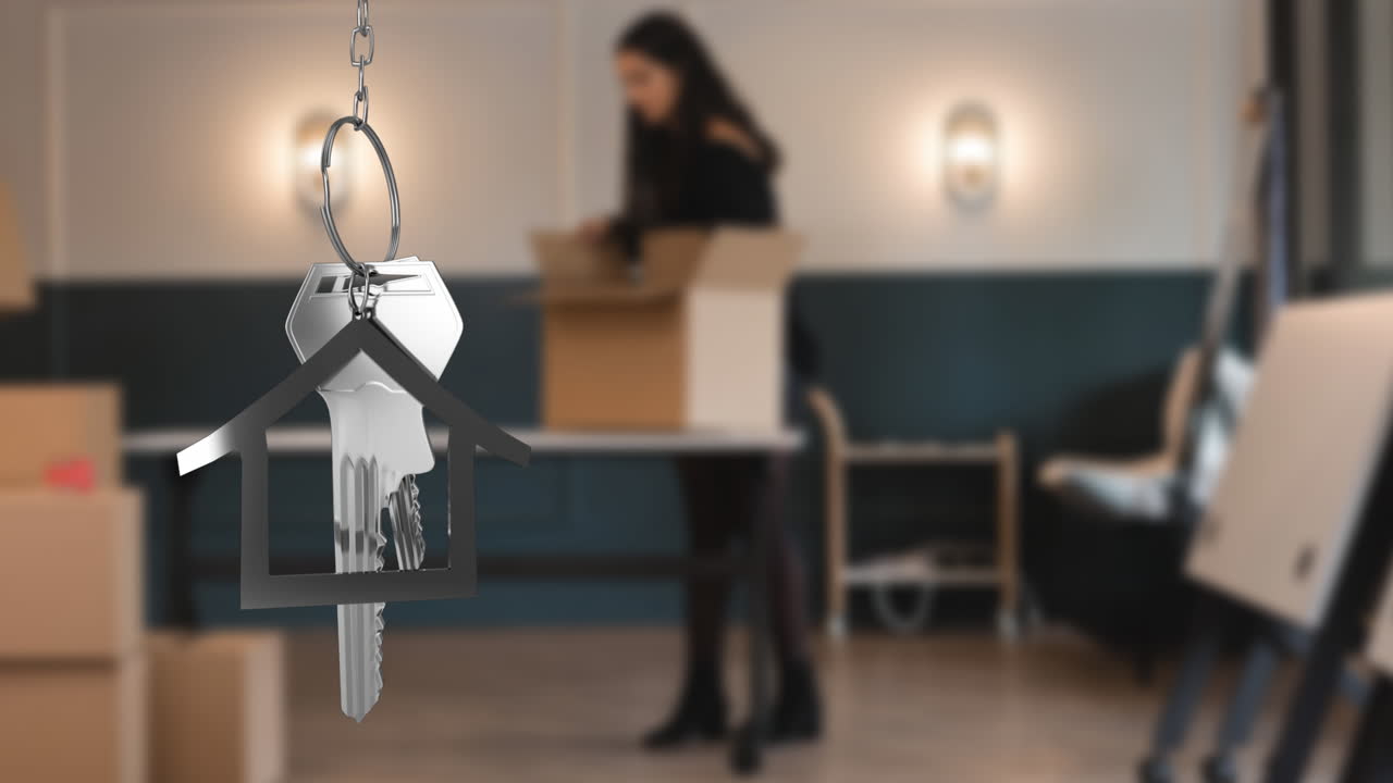 Animazione di chiavi di casa dorate appese sullo sfondo sfocato di una donna che disfa gli scatoloni.