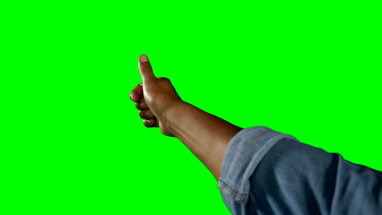 Mano di un uomo che tocca uno schermo digitale 4k
