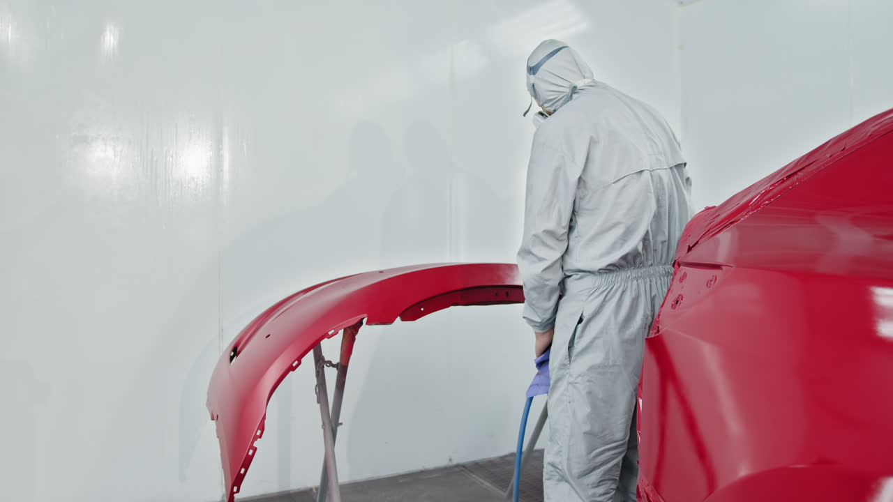 페인트 부스에서 자동차 페인팅