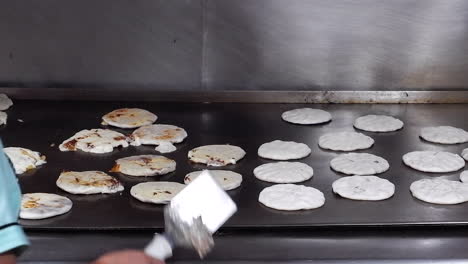 Las-Pupusas-Chisporrotean-Mientras-Se-Fríen-En-Una-Enorme-Plancha-En-Un-Restaurante-De-El-Salvador.