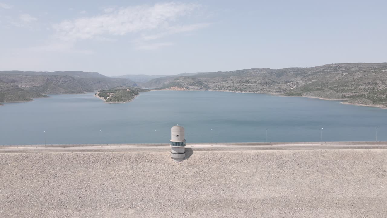 4k 형식의 거대한 댐을 따라 비행: mp4 | 4k 25p | 8비트 | 디시네라이크 | 채점되지 않은