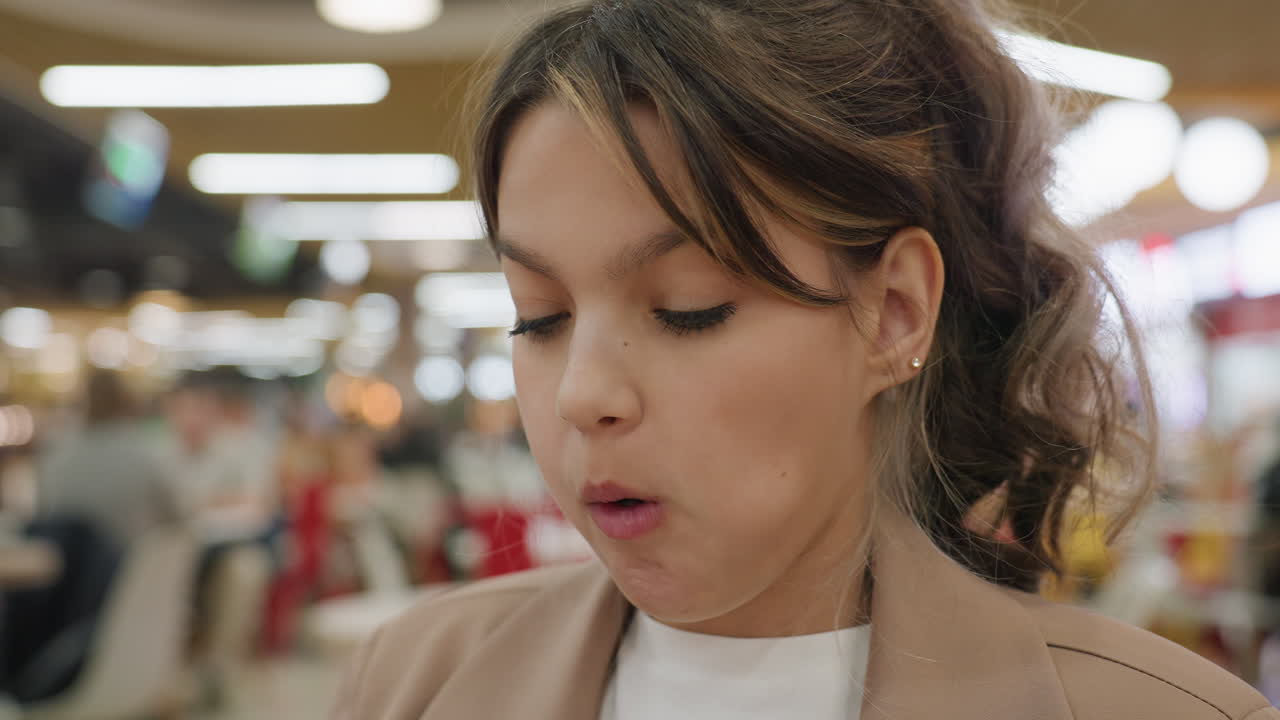 십 대가 세안을 하고, 청소년이 티슈로 입술을 부드럽게 톡톡 두드려요. 햄버거를 먹은 후 냅킨을 사용하는 젊은이의 클로즈업, 햄버거를 맛있게 먹은 후 종이 타월로 입술을 조심스럽게 두드리는 십 대