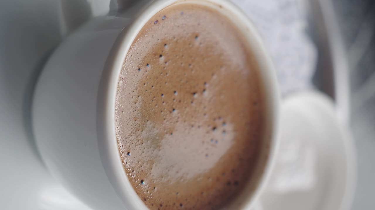 Caffè turco in una tazza bianca