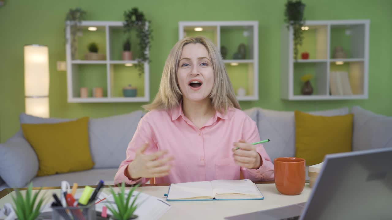 молодая студентка, довольная новостями.