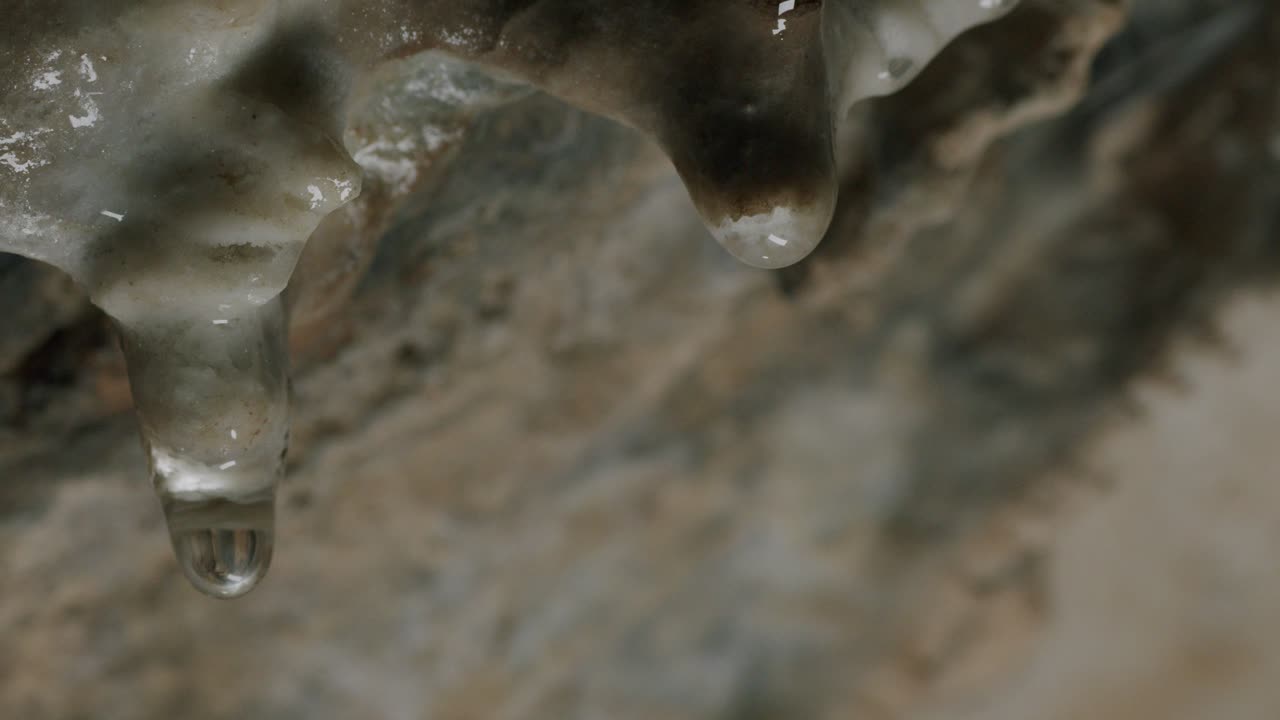 gota de agua de una estalactita dentro de una cueva