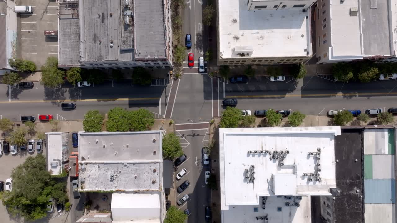 Incrocio del traffico nel centro di Hattiesburg, Mississippi, ripreso con video drone dall'alto.