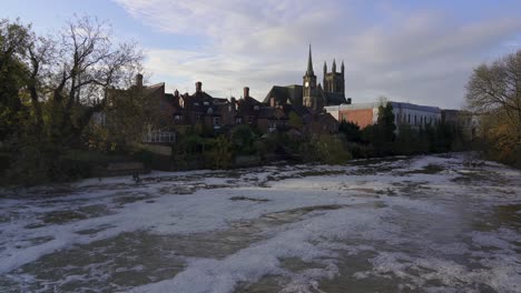 Leamington-Spa-Vista-De-La-Ciudad-Durante-El-Caudal-Muy-Alto-Del-Río-Leam-Cerca-De-Reventar-Sus-Orillas-E-Inundaciones