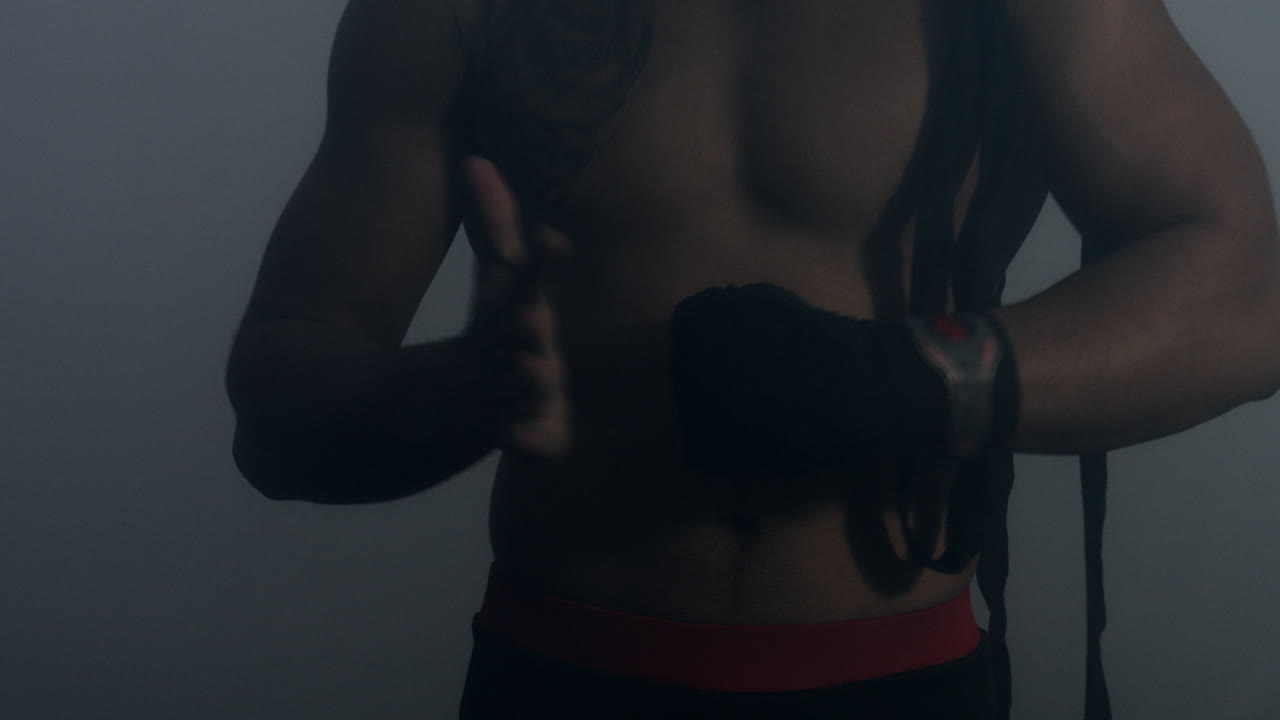 Benda protettiva per lottatore MMA. Lottatore MMA si prepara al combattimento. Guantoni da pugile.
