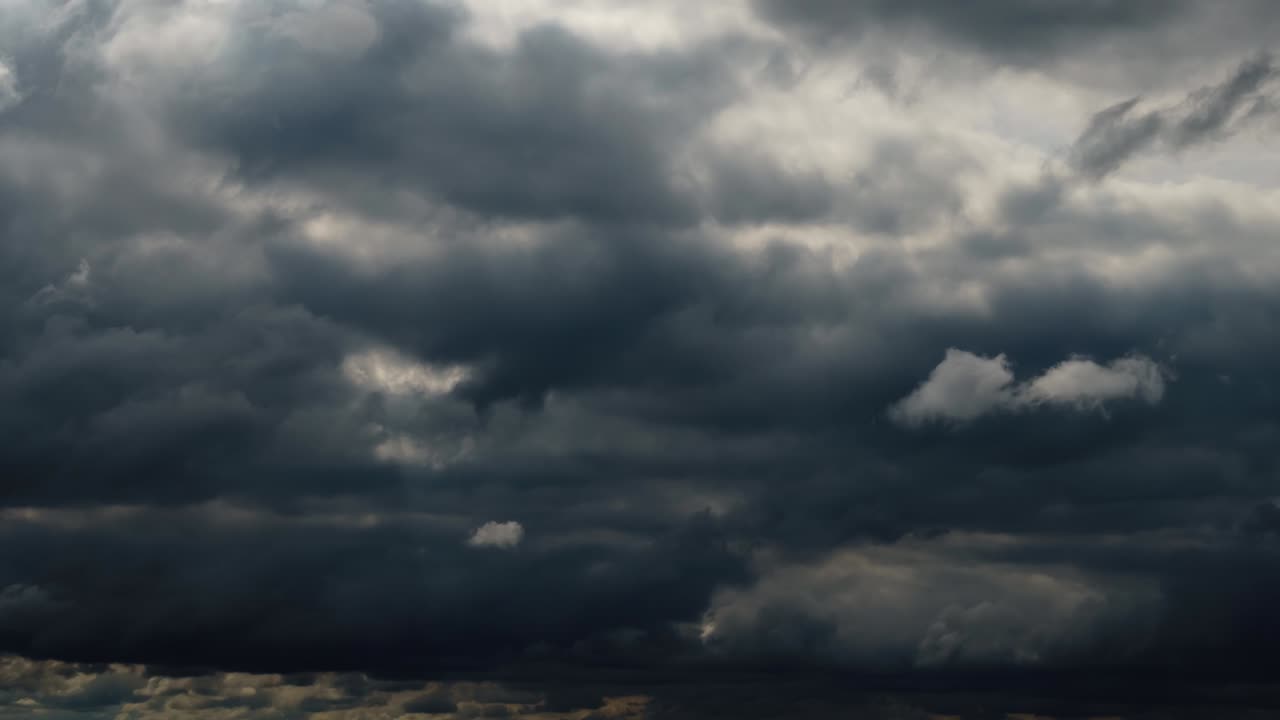 hermoso cielo oscuro dramático con nubes tormentosas el tiempo transcurre antes de la lluvia