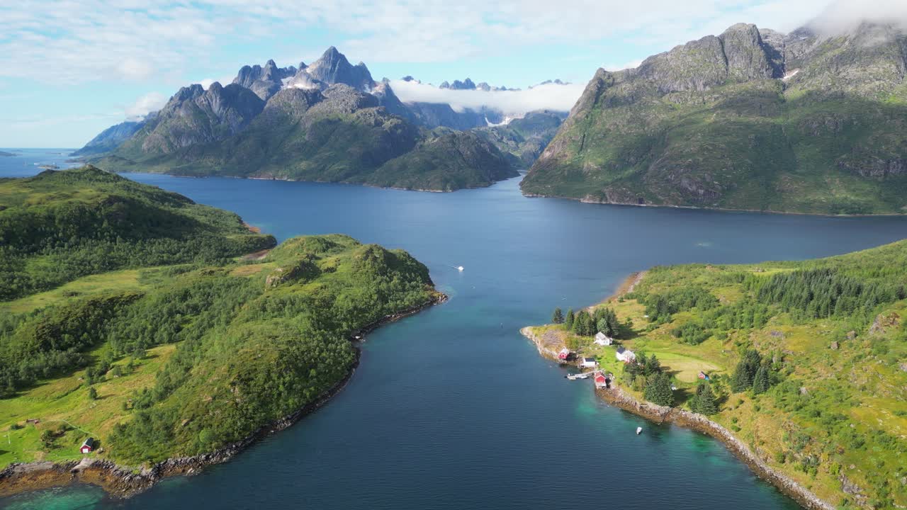 paisaje natural de los fiordos de las islas lofoten y en trollfjord, noruega - 4k aéreo