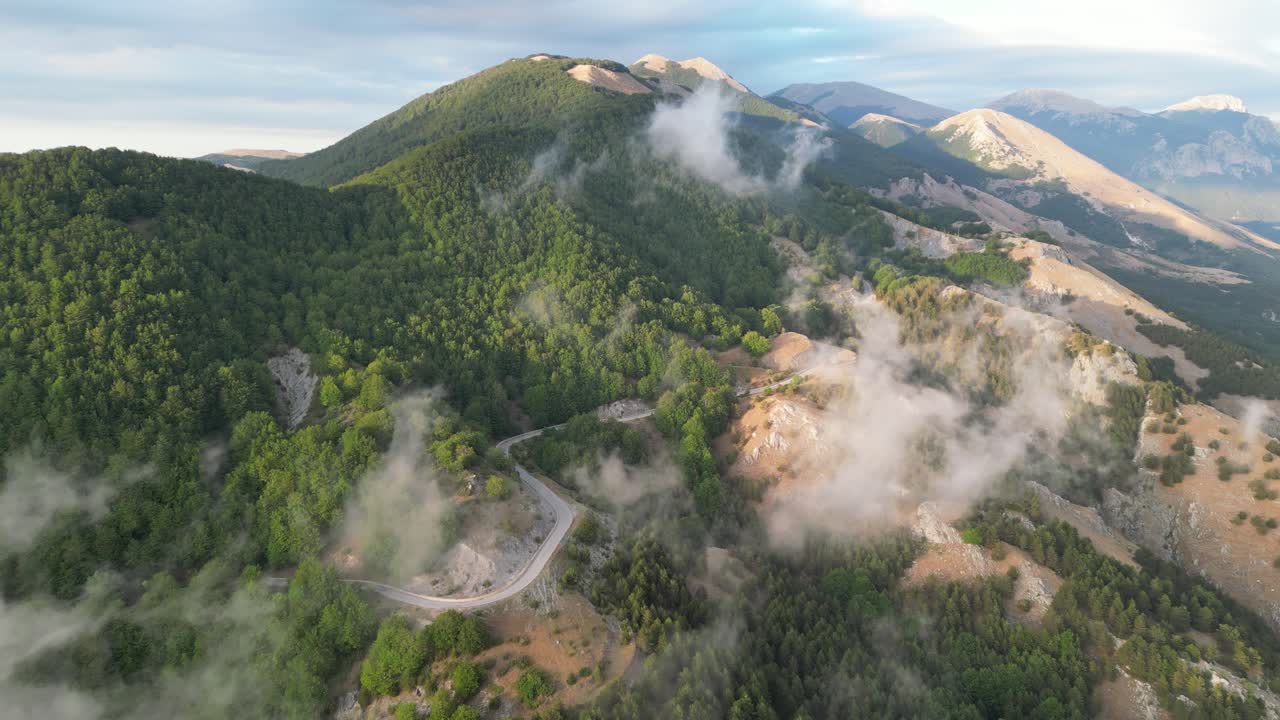 paisaje natural de montaña y nubes en el parque nacional de pollino, calabria, italia - 4k aéreo