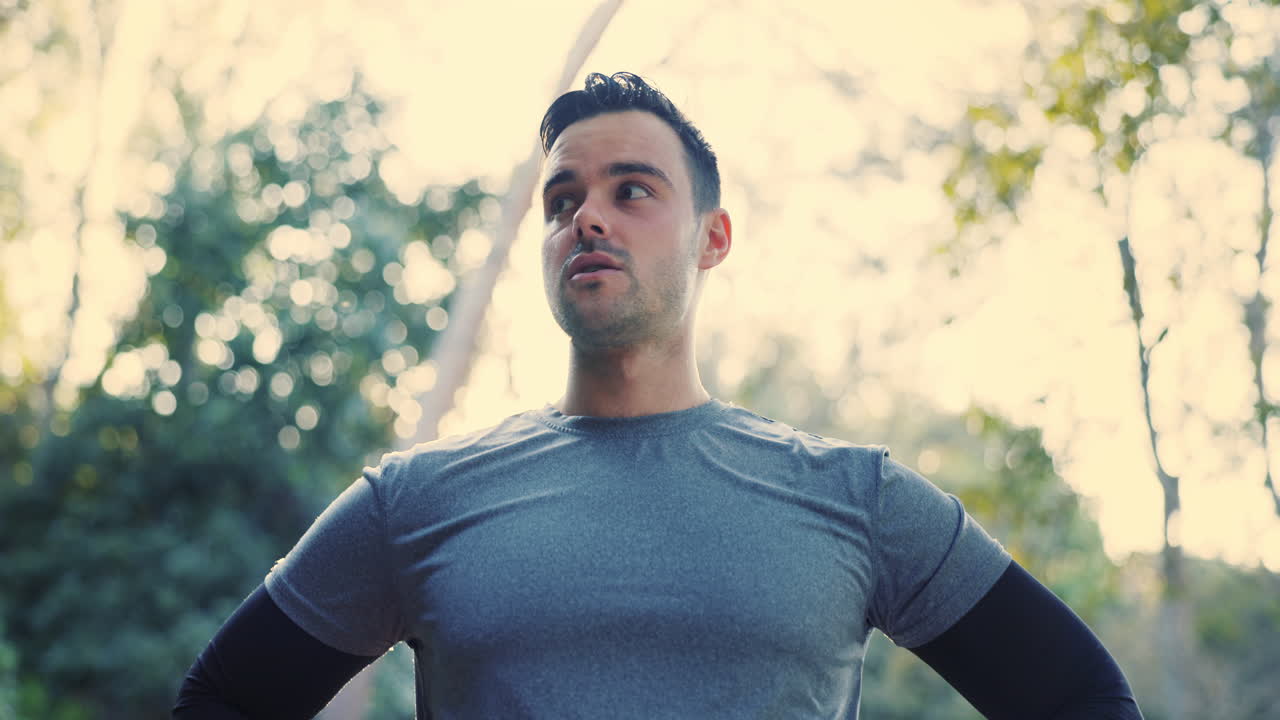 피트니스, 숲에서 지친 남자를 지켜봐