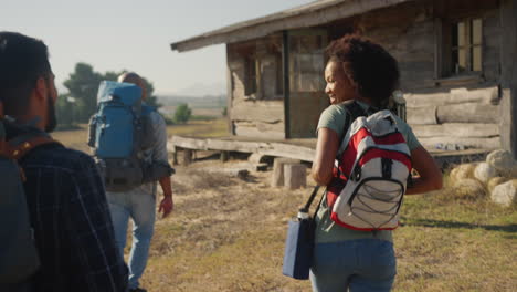 Rückansicht-Einer-Gruppe-Von-Freunden-Mit-Rucksäcken,-Die-Gemeinsam-Auf-Dem-Land-Wandern