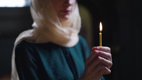 mujer en la iglesia