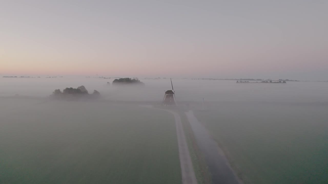 안개 낀 아침에 네덜란드 풍차
