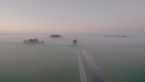 Holländische-Windmühle-Am-Nebligen-Morgen