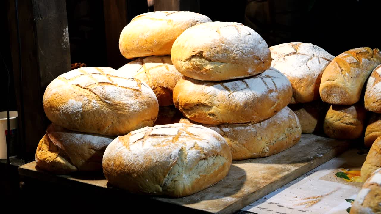 pan horneado a mano. panos enteros en el mostrador de un mercado