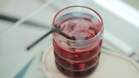 bebida refrescante de bayas heladas con paja negra