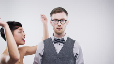 homem nerd engraçado mulher sexy dançando em câmera lenta série de cabine de fotos de casamento