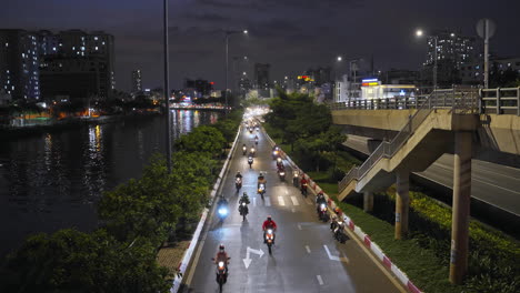 Traffic-jam-in-the-evening-on-riverside-highway