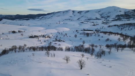 Mountain-plateau-covered-with-snow