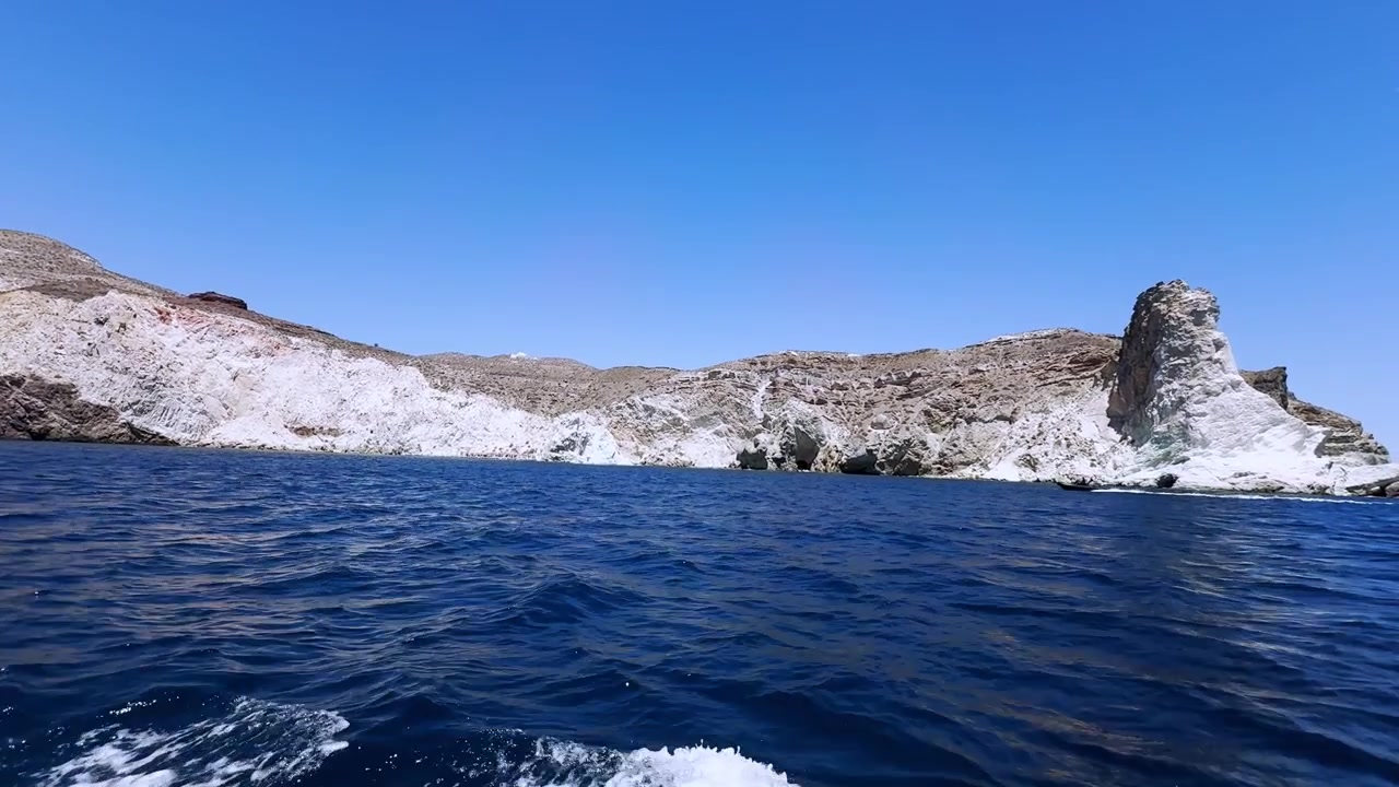 Purjehdusta Kreikan Santorinin tulivuorirannikolla