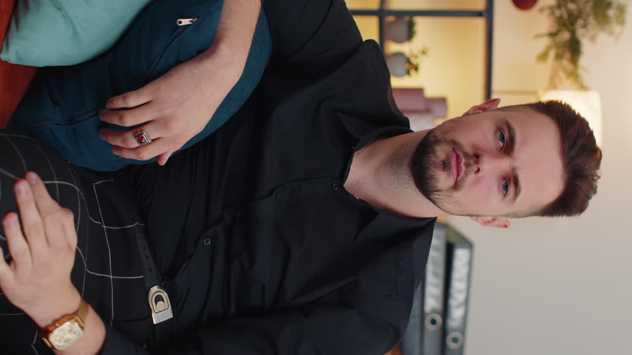 joven molesto mostrando los pulgares hacia abajo, no le gusta el mal trabajo, desaprobación, comentarios insatisfechos en casa