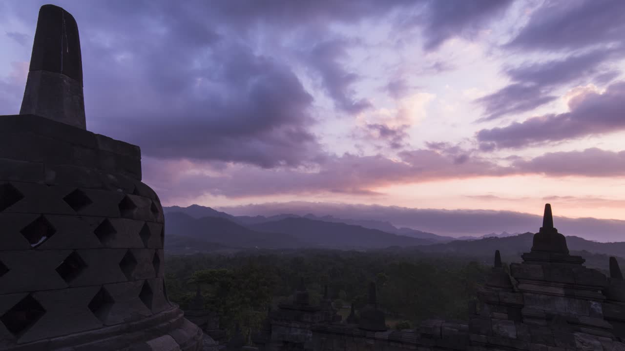 Borobudur: time lapse di nuvole in movimento al tramonto